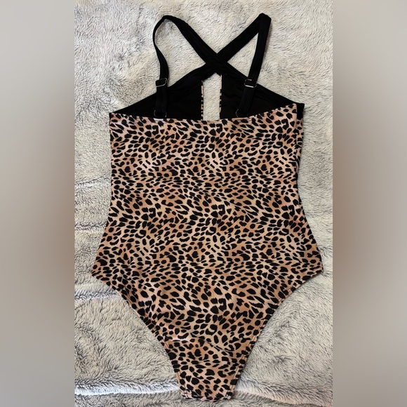 Pink Lily Leopard Print One-Piece Swimsuit, size Medium - Picture 5 of 8